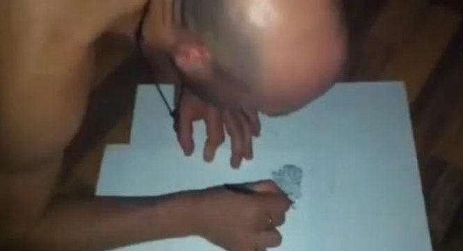 Il dessine en dormant