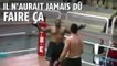 Ce boxeur n'aurait pas dû faire le malin face à son adversaire sur le ring