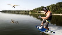 Bernhard Hinterberger fait du wakeboard tiré par un avion !