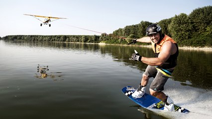 Bernhard Hinterberger fait du wakeboard tiré par un avion !