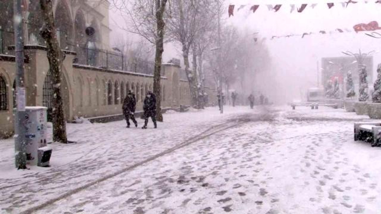 Sultangazi'de kar yağışı etkisini arttırarak devam ediyor... Lapa lapa yağan kar ilçeyi beyaza bürüdü