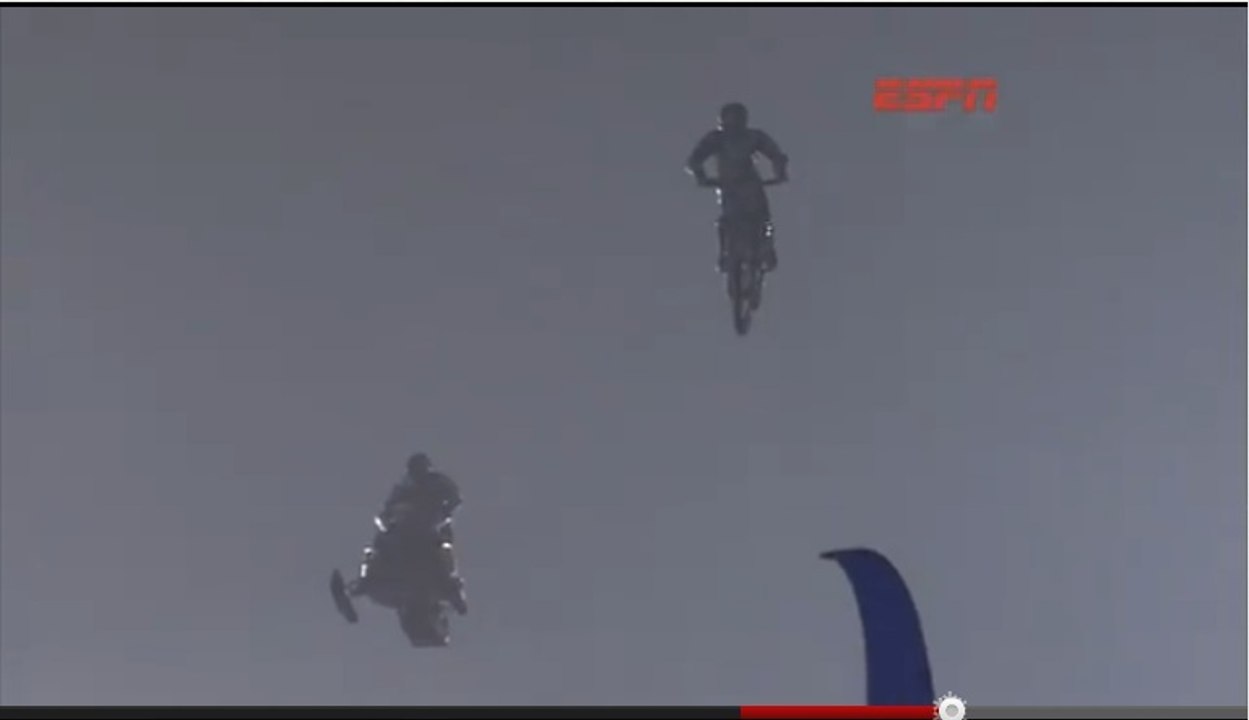 Des sauts de folie en moto et scooter des neiges pour le Nouvel An