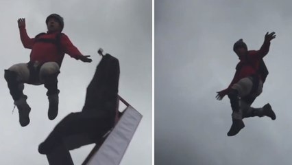 Il se fait catapulter dans le vide pour un saut en base jump extraordinaire