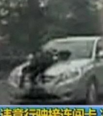 Il roule 5 km avec un policier sur le capot