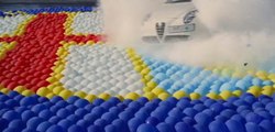 Cette Alfa Romeo fonçe droit dans  2738  ballons de baudruche en vidéo