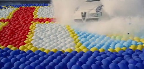 Cette Alfa Romeo fonçe droit dans  2738  ballons de baudruche en vidéo