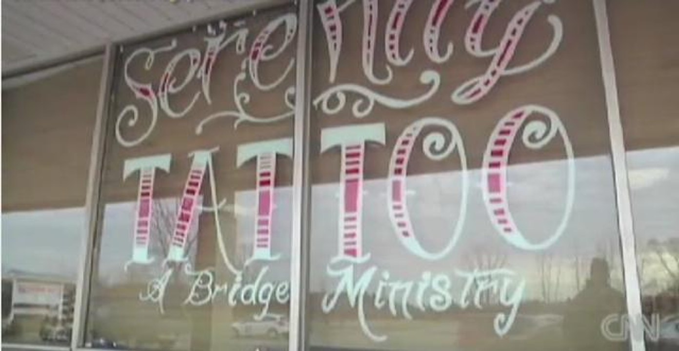 Un pasteur ouvre un salon de tatouage au sein d'une église