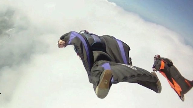 En wingsuit, il donne l'impression de surfer sur les nuages