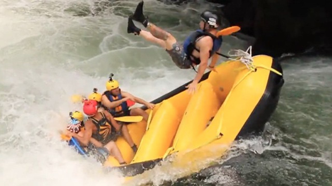 Une bande de potes s'éclate dans une séance énorme de rafting