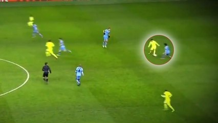 Lionel Messi ridiculise David Silva en lui passant un petit pont