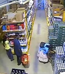 Elle vole un pack de bières dans un supermarché avec une technique étonnante