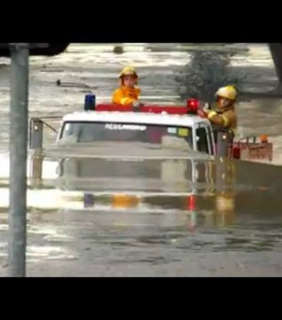 Ce camion de pompiers avance tout en étant submergé