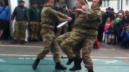 Une démonstration de force des techniques de close combat d'un commando Marines