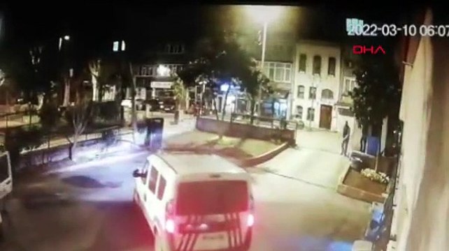 Fatih'te kız arkadaşını rehin almaya çalışan saldırganı polis ayağından vurdu