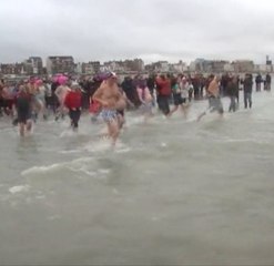 400 givrés se baignent dans la Mer du Nord pour le Nouvel An