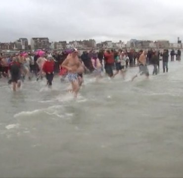 400 givrés se baignent dans la Mer du Nord pour le Nouvel An