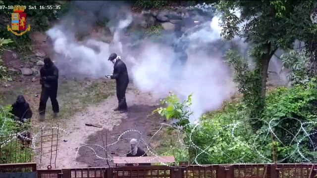 No Tav, operazione all'alba della digos: ecco le immagini degli assalti al cantiere