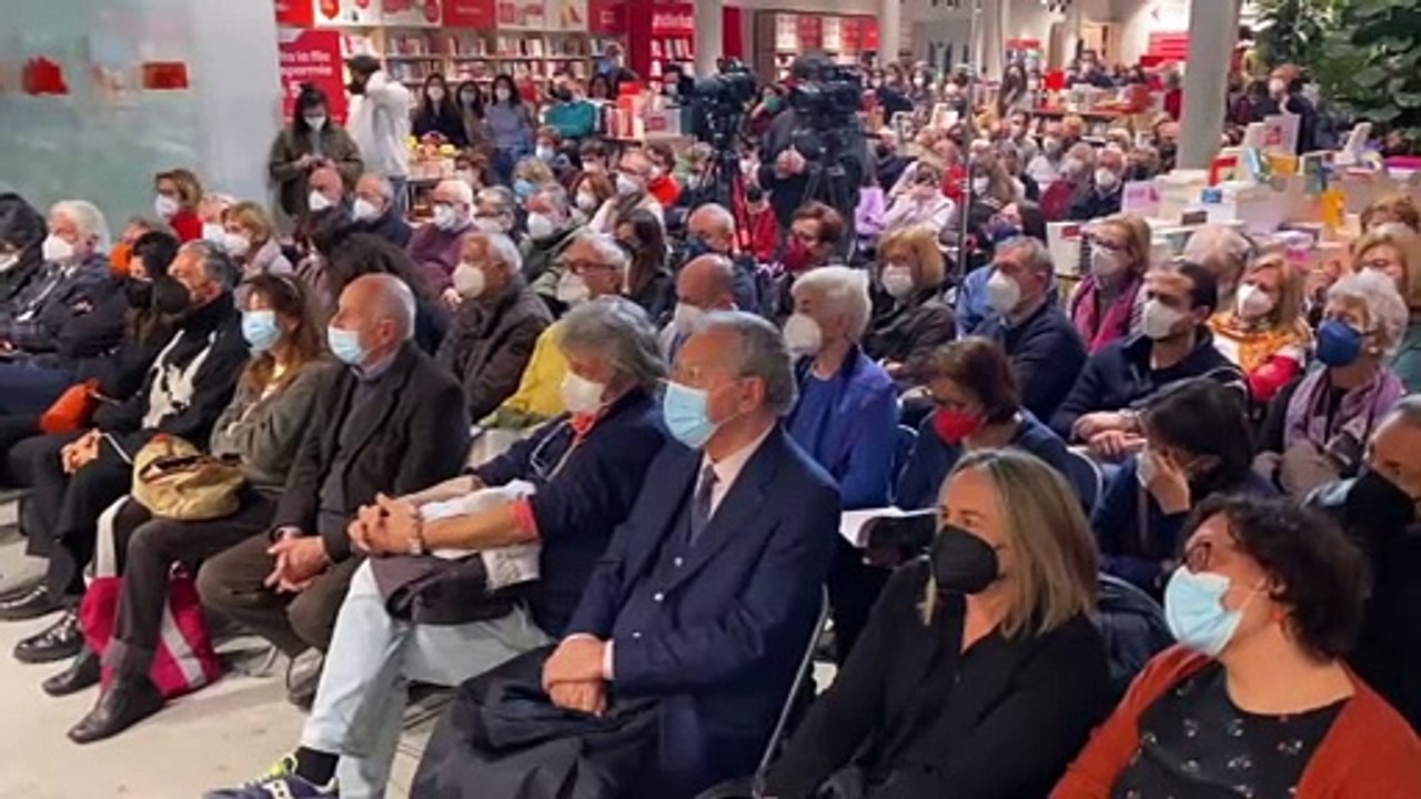 Elio Germano legge il libro di Gino Strada: "Sulla guerra riflettere senza opinioni preconfezionate"