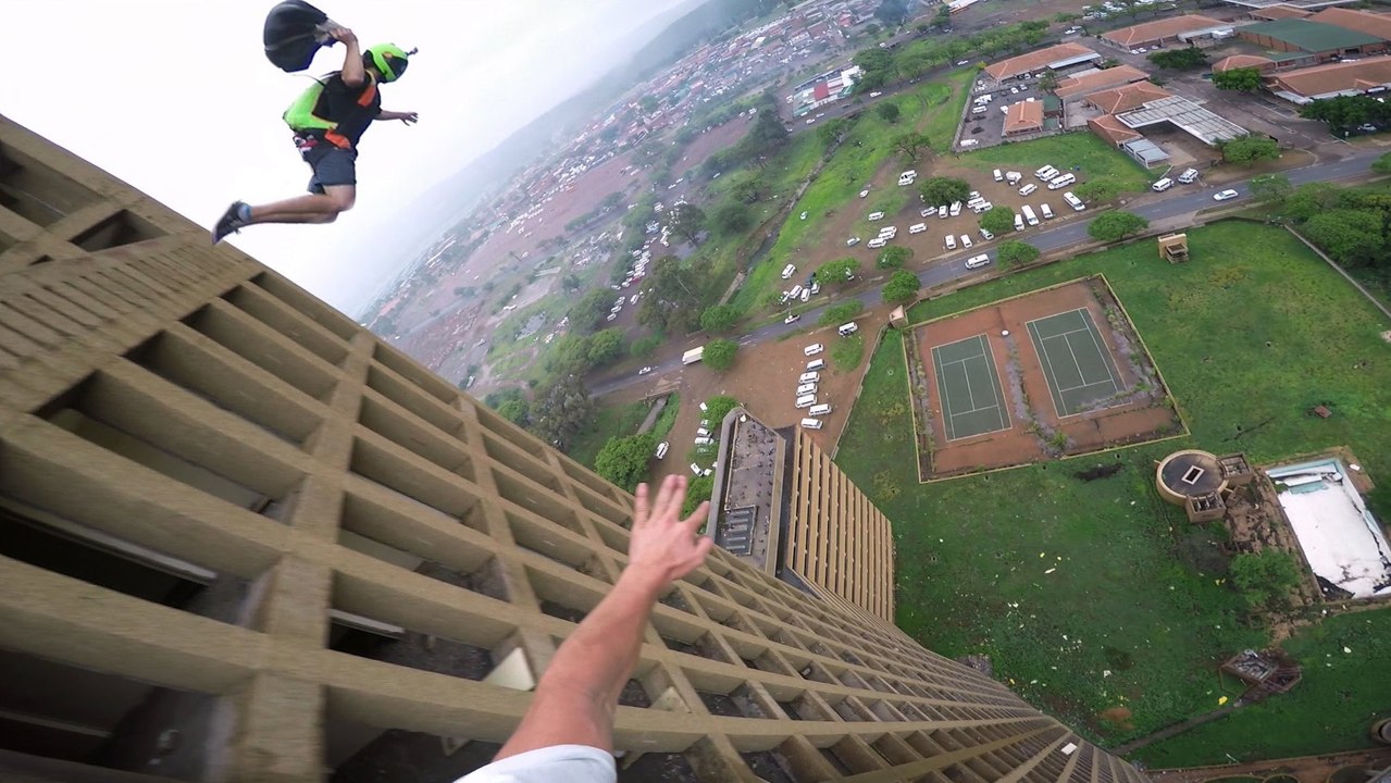 Base jump : Une incroyable course pour se jeter dans le vide depuis un immeuble