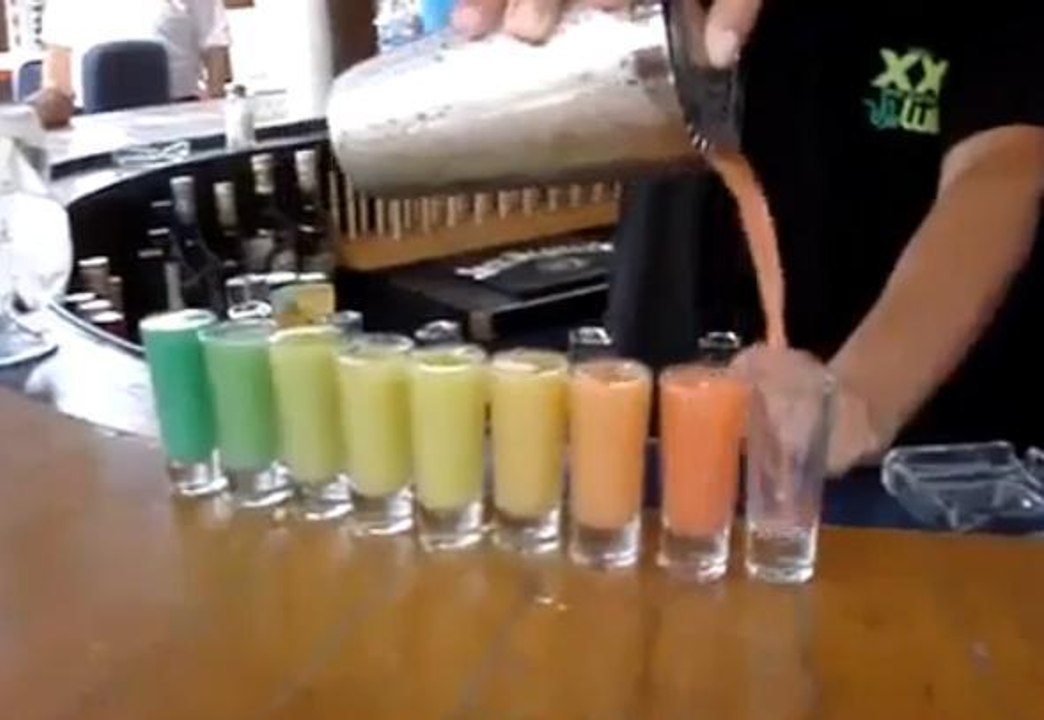 Il fait des cocktails aux couleurs de l'arc-en-ciel