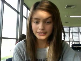 Elle danse avec ses sourcils