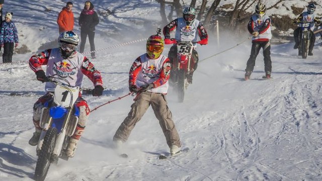 Découvrez le Red Bull Twitch'n'ride, une course de skis tractés par des motos