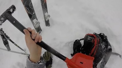 Sous une avalanche, son bâton de ski lui sauve la vie