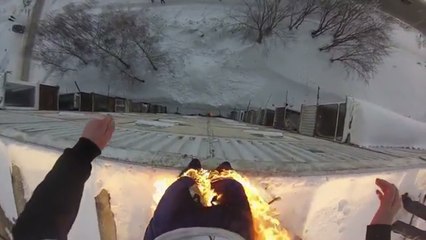 Un Russe enflammé saute d'un immeuble de 30 mètres