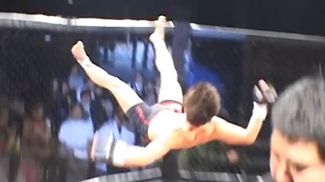 MMA : Il veut faire un salto pour célébrer sa victoire mais se rate complètement