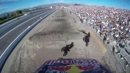 La course en ligne droite de dingue de Travis Pastrana qui finit par un backflip