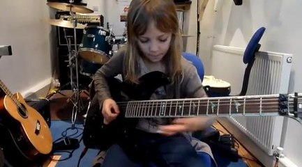 Cette fillette est une pro de la guitare électrique
