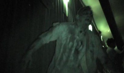 Un zombie fait la promotion de "Walking Dead" dans les salles de cinéma