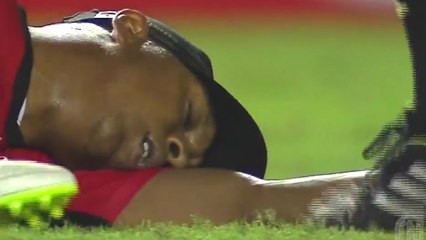 Un gardien tente une simulation ridicule pour éviter un carton rouge