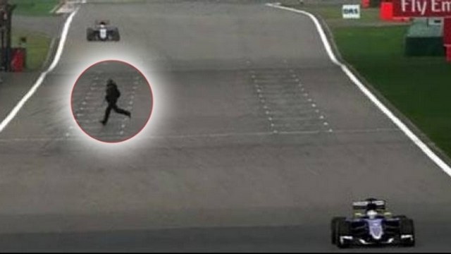 Un homme traverse une piste de Formule 1 en pleine course !