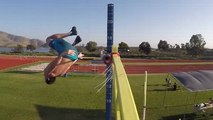 Renaud Lavillenie fait un salto impressionnant pendant un saut à la perche