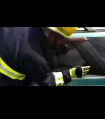 Il casse une vitre de voiture avec son doigt