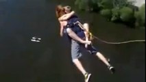 Rope Jumping : 2 tarés sautent depuis un pont... avec la même corde !
