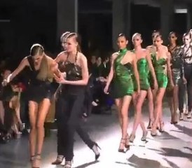 Elle chute en plein défilé et teste la solidarité des mannequins