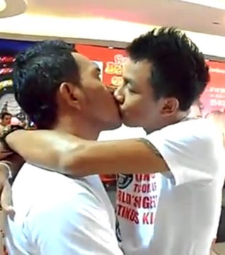 Vidéo: Avec 50 heures d'embrassade, ils battent le record du plus long baiser