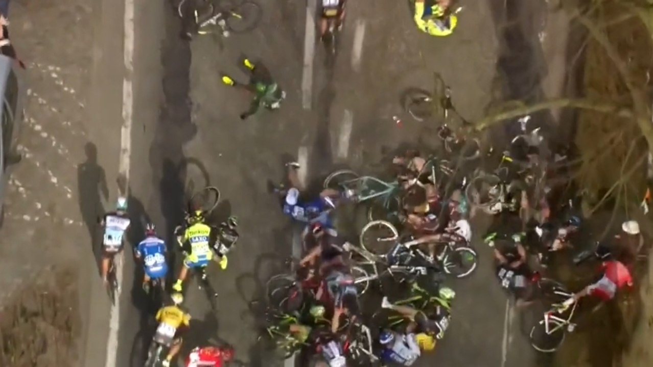 Cyclisme : Une chute collective spectaculaire lors d'une arrivée