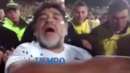 Diego Maradona frappe une femme et un stadier
