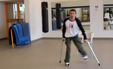 Il invente une étonnante chorégraphie avec des béquilles!