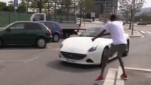 Neymar à la limite de faucher ses propres fans avec sa Ferrari