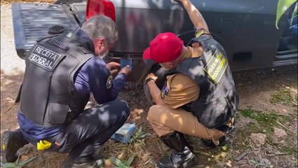 Carro que transportava celulares em compartimento no para-choque é periciado em Cascavel