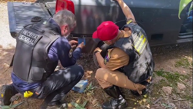 Carro que transportava celulares em compartimento no para-choque é periciado em Cascavel