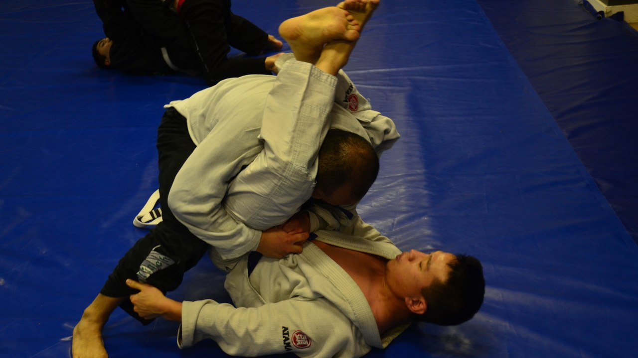 Arts martiaux: Deux techniques infaillibles pour échapper à une mise au sol