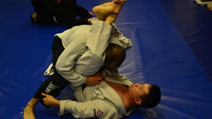 Arts martiaux: Deux techniques infaillibles pour échapper à une mise au sol