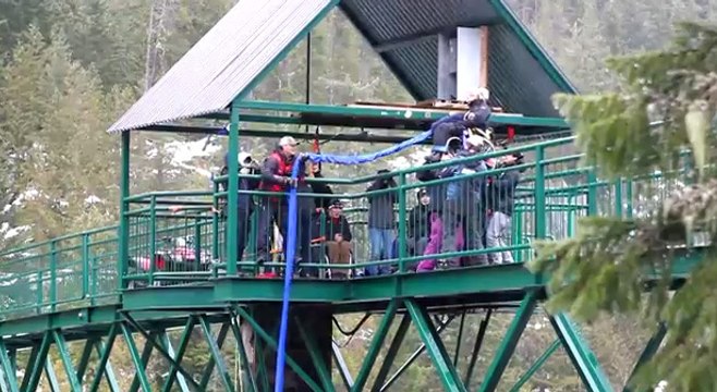 Cette personne fait du saut à l'élastique en fauteuil roulant