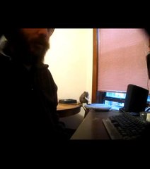 Dès qu'il a le dos tourné, cet écureuil lui vole de la nourriture !