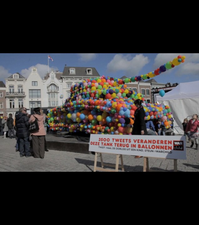 Des tanks avec des ballons multicolores pour les enfants-soldats